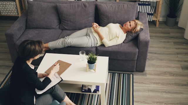 Woman discussing sleep apnea symptoms in women with a healthcare professional for proper diagnosis