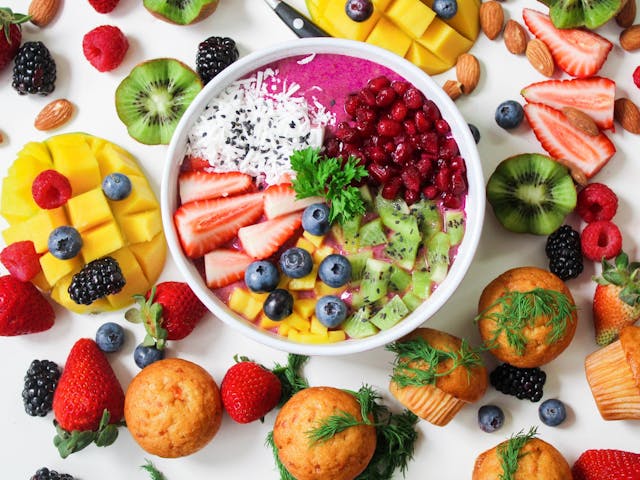 colourful anti-inflammatory diet bowl with vegetables berries and healthy fats
