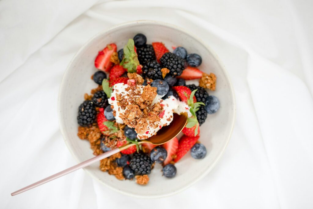 cottage cheese benefits bowl with berries fruit healthy high protein breakfast nutrition