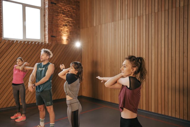 people working out to keep themselves fit