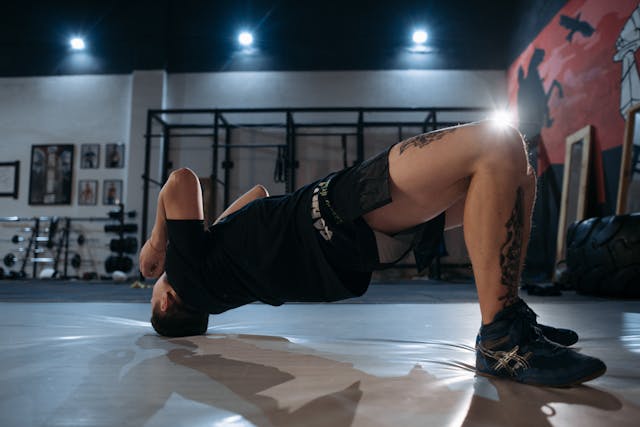 man making a glute bridge to make his body shape
